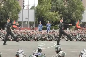 赏心悦目!男生从三军仪仗队退役复学 军训场上走正步惊艳全场同学视频封面