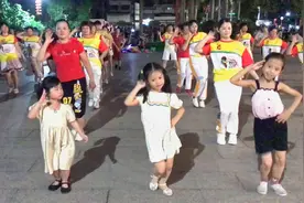 3小女孩领跳《野花香》一出场让人眼前一亮，太萌了