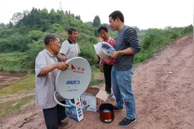 劳动节，贫困大叔收到爱心捐助，邻居也来帮忙，这世界充满爱视频封面