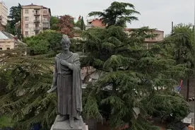 我国文学史上，久负盛名的父子文学家，尤以“三曹”“三苏”为最