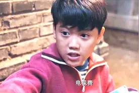 剧情片：父母外出打工，男孩利用自家电视机赚钱，挣得比父母还多视频封面