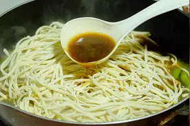 这才是焖面的正宗做法，学会都能开面馆了，一周吃5次都嫌少视频封面