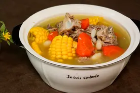 教你玉米排骨汤的家常做法，步骤详细清晰，天冷喝一口全身都暖