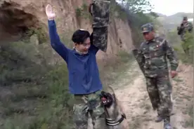 实拍记者被军犬“俘虏”，想保命只有一个办法！视频封面