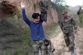 实拍记者被军犬“俘虏”，想保命只有一个办法！视频封面