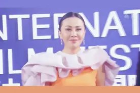 刘嘉玲等“天坛奖”评委亮相红毯，一袭橙色长裙的她气场十足