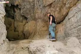 在辉县南太行黄水沟的一线天，发现一个神秘山洞，看看有没有宝藏视频封面