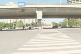 站在感应区，35秒后灯就变绿，这种快速过马路方式是什么新科技视频封面