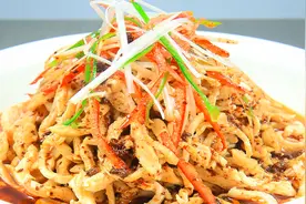 夏天鸡肉就要这样吃，大厨教你凉拌鸡丝，料汁配方详细，香辣开胃