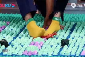 奔跑吧：baby和李晨抢答，直接被李晨连踩两次脚，疼出海豚音视频封面