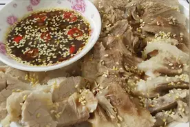 瘦肉别炒了，教你做好吃白切瘦肉，原汁原味，蘸上蘸酱吃肉真是香