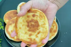 家里有玉米面做旋风糖酥饼，粗粮细作，酥软香甜，酥的掉渣，好吃视频封面