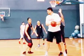 400斤姚明打野球！无解勾手秀翻全场，看完终于明白他在NBA有多强视频封面