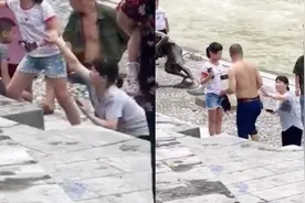 重庆一男孩不慎坠河被救起，孩子妈妈向救援男子跪地磕头谢恩视频封面