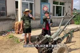 农村邻居相互帮忙，尘封多年的拖拉机开出来，帮助朋友翻地种地视频封面