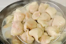 明天元旦吃饺子，试试胡萝卜猪肉馅，鲜嫩又多汁，一大锅都不够吃视频封面