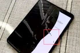 三星回应折叠屏手机故障：揭下保护膜可能导致屏幕损坏视频封面