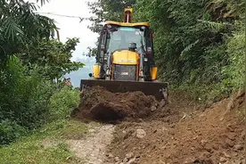 村口的路高低不平，今天开铲车来平整一下，一个人施工很简单视频封面