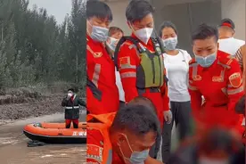 4岁儿童不慎落入黄河，父亲施救均溺亡，母亲捧着孩子手哭着唱歌视频封面