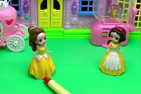 王后贝儿欺负白雪，巫婆帮助她视频封面