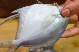 吃了30年鲳鱼，还是这种做法吃着香，外脆里嫩，比清蒸红烧都好吃视频封面
