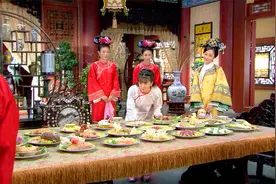 格格：小燕子一顿饭有24道菜，她却只吃一道，剩下的请宫女吃视频封面