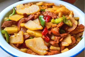 一个大土豆，一块肉，教您土豆炖肉的秘方，天凉了我家就爱这样吃