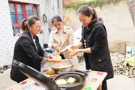 妯娌学习柿饼新做法，简单美味还能上餐桌，快来学学做给家人吧视频封面