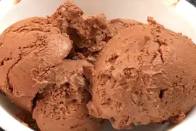只用三种材料就可以在家做美味可口的巧克力冰淇淋，做法特别简单视频封面