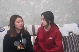 男子总穿妻子丝袜，女子起疑躲门后观察，感动的痛哭流涕（一）视频封面