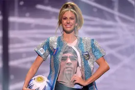 阿根廷性感超模致敬马拉多纳：抱足球走秀 身披蓝白10号球衣视频封面