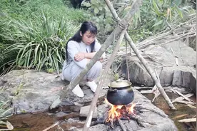 18岁农村女孩隐居深山，山泉水煮白米饭，过着无忧无虑生活视频封面