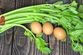 芹菜鸡蛋这样做，清脆爽口营养全面，比大鱼大肉都香，营养还解馋视频封面