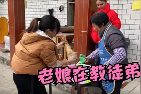 老娘教幺妹儿腌猪脚，姜阿姨在旁边偷学，这种做法她没见过！视频封面