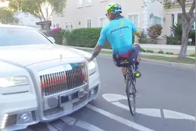 小哥骑自行车被劳斯莱斯超车，一怒之下狂追，追上之后狂秀车技视频封面