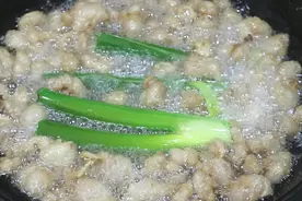 猪油这样熬又白又香，第一步一定要做对，出油量大，油渣酥香金黄视频封面
