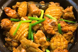 鲍鱼焖鸡的家常做法，配料简单味道香，学会自己做，好吃又下饭视频封面