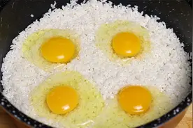 鸡蛋打入大米中，想不到这么好吃，学会这做法，我家5天一袋大米视频封面