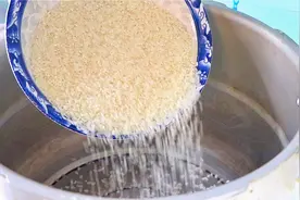 把大米倒进高压锅里，中火3分钟，小火3分钟，比电饭煲还要快视频封面