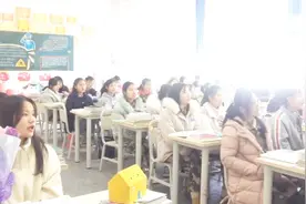 三个“神级”班级合唱，全班唱神曲《桥边姑娘》，整齐划一太好听