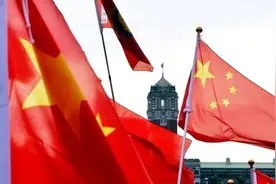 台湾一所民宅多年以来在屋顶高挂五星红旗 屋主盼两岸尽早统一视频封面