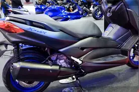 雅马哈新款300踏板车，油耗2.9配ABS，座桶空间不小，售价4.98万视频封面