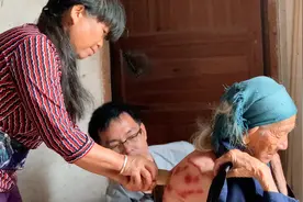 96岁老人生病了，医生来了两拨，这样刮痧老人竟不觉得疼视频封面