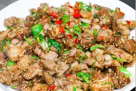 客人必点菜“孜然羊肉”，大厨教你正确做法，细嫩不膻，味够正！视频封面
