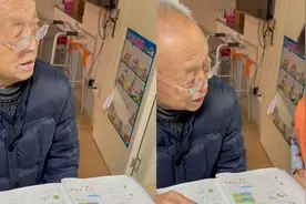 八旬退休老教师在家辅导孙子作业，气到无奈直敲桌子！视频封面