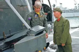 刘将军首次登上美航母参观，却被要求保持距离，只能踮起脚看！视频封面