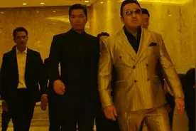 穿正装就不会打架？中美韩西装格斗对比集锦，中国张晋最经典！视频封面