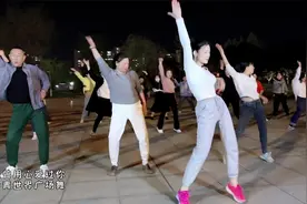 哈哈哈，潘美辰经典《我曾用心爱过你》跳成广场舞也这么带劲儿视频封面