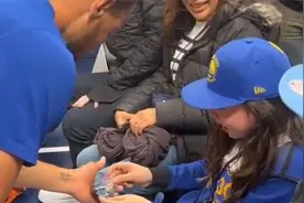 库里为小球迷送票圆梦，合影签名暖心道歉：上次没来是我不好视频封面