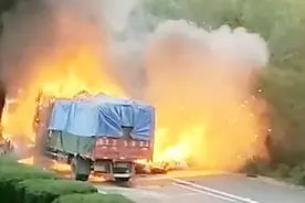航拍沪陕高速6车追尾事故现场，大客车燃烧浓烟冲天视频封面